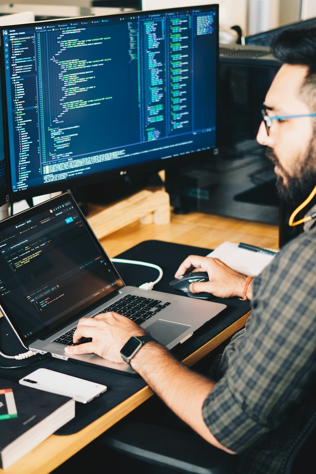 Technician providing phone tech support remotely for computer and smartphone users.